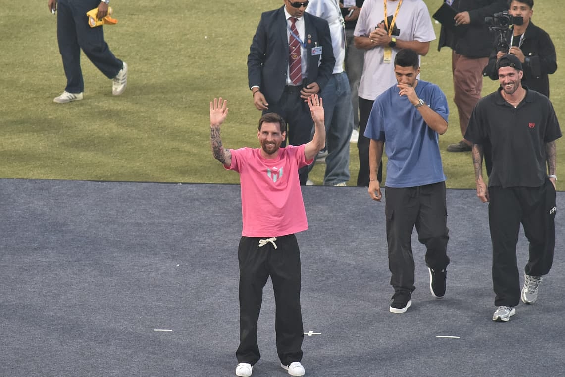 دہلی کے ارون جیٹلی اسٹیڈیم میں مشہور فٹبال لیونل میسی کا شاندار استقبال، تحفہ میں ملا ہندوستانی کرکٹ ٹیم کا جرسی نمبر 10