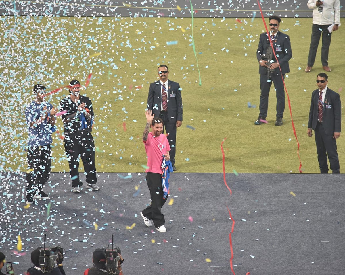 دہلی کے ارون جیٹلی اسٹیڈیم میں مشہور فٹبال لیونل میسی کا شاندار استقبال، تحفہ میں ملا ہندوستانی کرکٹ ٹیم کا جرسی نمبر 10