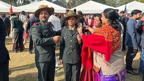 <div class="paragraphs"><p>ٹیریٹوریل آرمی کی پہلی خاتون افسر سائی جادھو (درمیان میں)، تصویر ’ایکس‘&nbsp;<a href="https://x.com/SSBCrack">@SSBCrack</a></p></div>