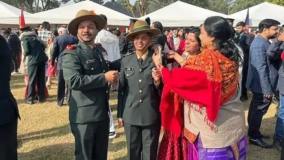 <div class="paragraphs"><p>ٹیریٹوریل آرمی کی پہلی خاتون افسر سائی جادھو (درمیان میں)، تصویر ’ایکس‘ <a href="https://x.com/SSBCrack">@SSBCrack</a></p></div>