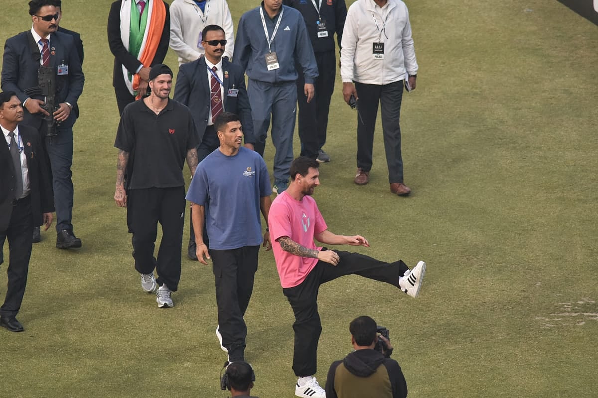 دہلی کے ارون جیٹلی اسٹیڈیم میں مشہور فٹبال لیونل میسی کا شاندار استقبال، تحفہ میں ملا ہندوستانی کرکٹ ٹیم کا جرسی نمبر 10