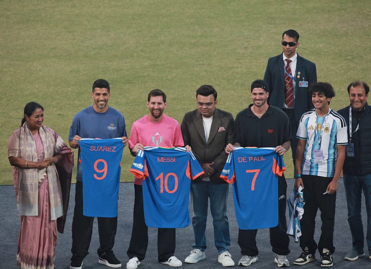 دہلی کے ارون جیٹلی اسٹیڈیم میں مشہور فٹبال لیونل میسی کا شاندار استقبال، تحفہ میں ملا ہندوستانی کرکٹ ٹیم کا جرسی نمبر 10