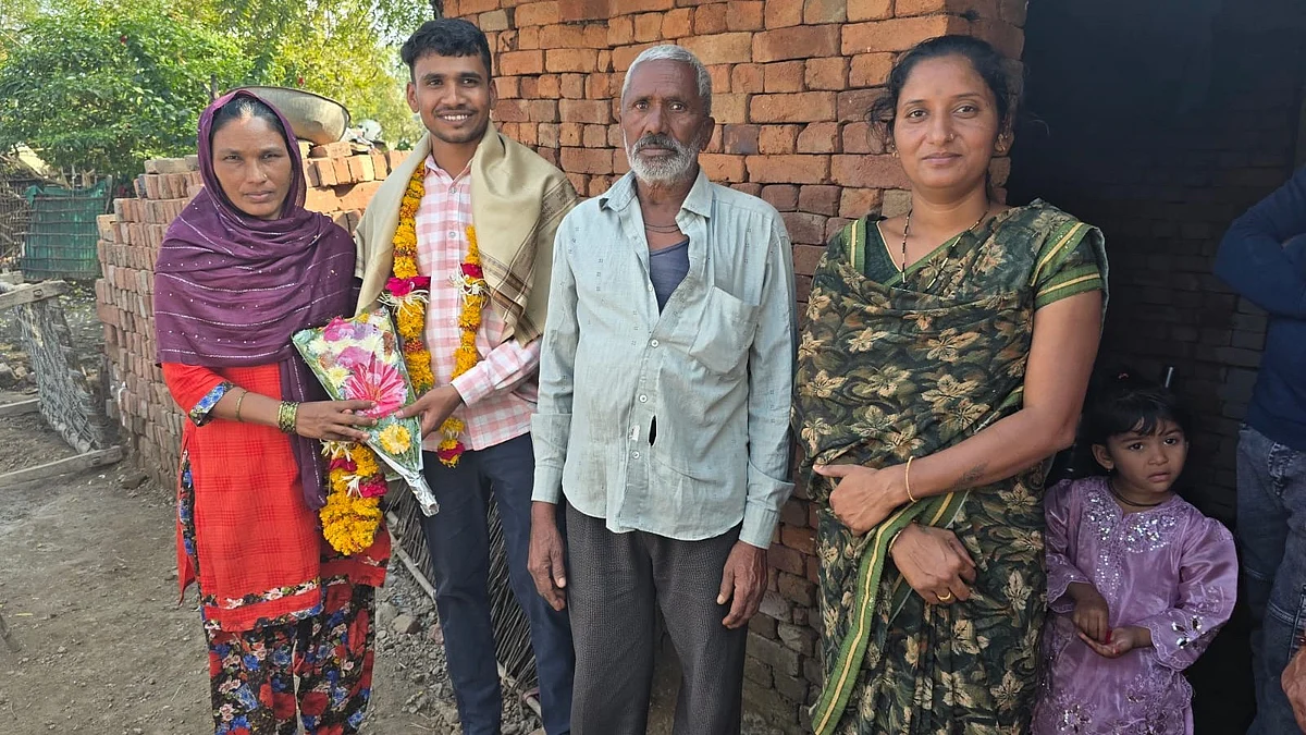 بھنگار جمع کر کے روٹی روزی کا انتظام کرنے والے شخص کے بیٹے نے تعلیمی شعبہ میں حاصل کی بڑی کامیابی