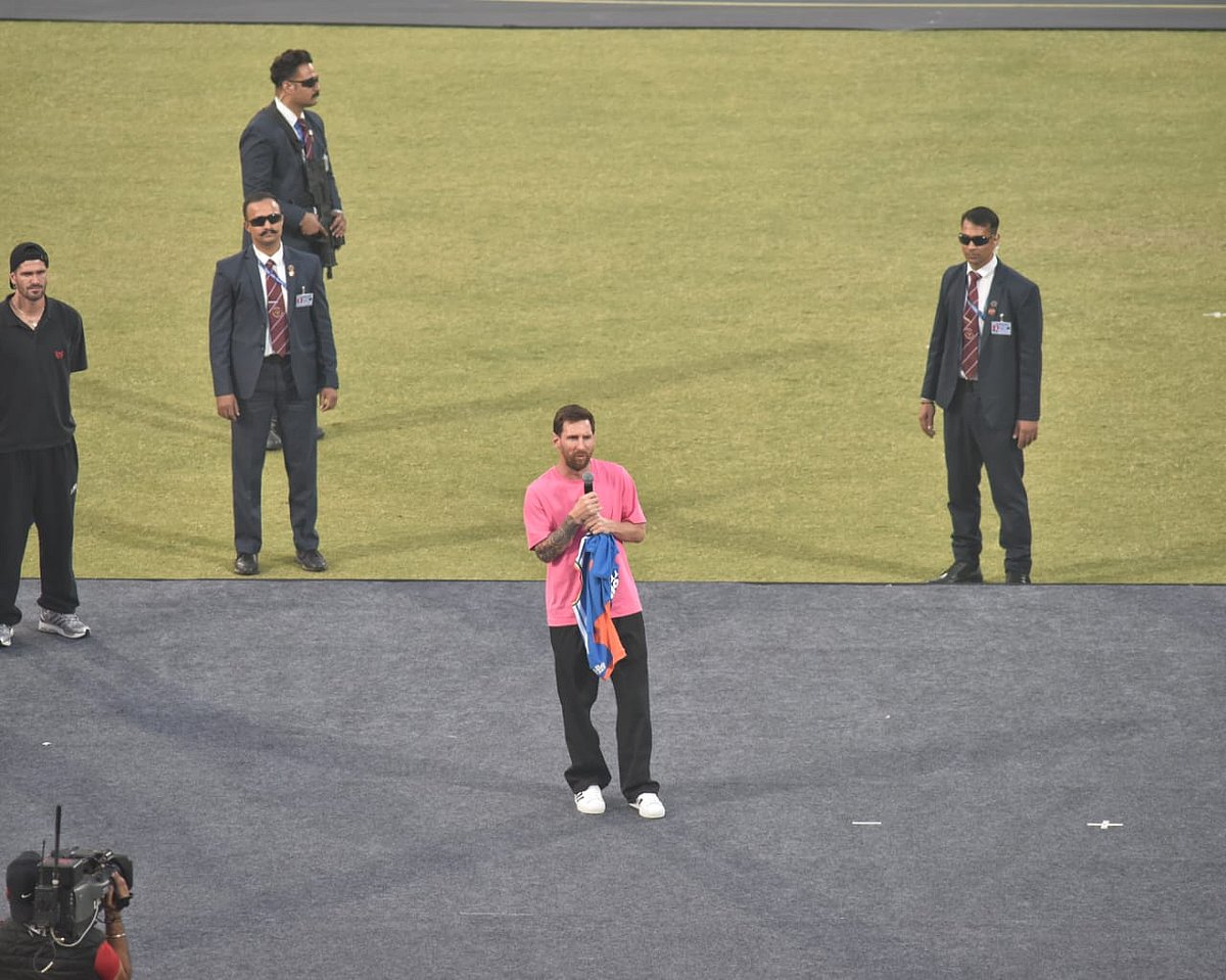 دہلی کے ارون جیٹلی اسٹیڈیم میں مشہور فٹبال لیونل میسی کا شاندار استقبال، تحفہ میں ملا ہندوستانی کرکٹ ٹیم کا جرسی نمبر 10