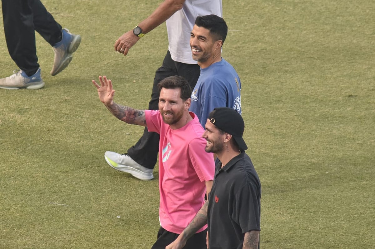 دہلی کے ارون جیٹلی اسٹیڈیم میں مشہور فٹبال لیونل میسی کا شاندار استقبال، تحفہ میں ملا ہندوستانی کرکٹ ٹیم کا جرسی نمبر 10