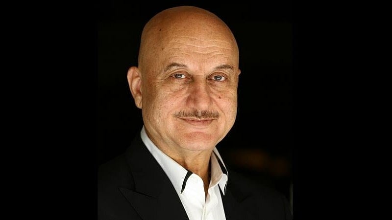 وارانسی سے کھجوراہو کی پرواز منسوخ ہونے پر آگ بگولہ ہوئے انوپم کھیر، انڈیگو پر نکالی بھڑاس