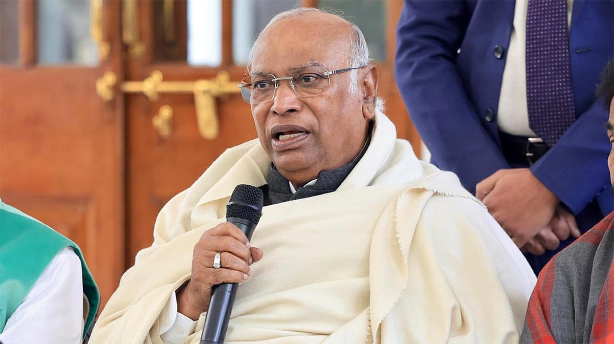 نیشنل ہیرالڈ کیس: عدالتی فیصلے پر ملکارجن کھڑگے کا خیرمقدم، کہا- ’سیاسی انتقام کا بیانیہ بے نقاب ہو گیا‘