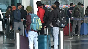 گھنے کہرے سے دہلی ہوائی اڈے پر پروازیں متاثر، مسافروں کے لیے ایڈوائزری جاری