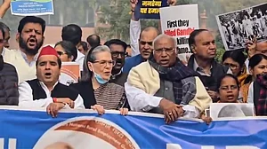 ہنگامہ آرائی کے درمیان لوک سبھا میں ’وی بی–جی رام جی‘ بل منظور، اپوزیشن کا احتجاج، کارروائی کل تک ملتوی