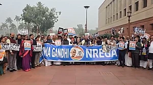 منریگا ترمیمی بل کے خلاف اپوزیشن کا احتجاج، کھڑگے اور پرینکا گاندھی کا پارلیمنٹ سے سڑک تک جدوجہد کا اعلان