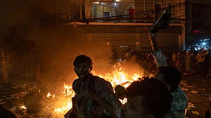 شریف عثمان ہادی کی موت کے بعد بنگلہ دیش میں تشدد جاری، صحافی کا قتل، ہندوستانی سفارتی دفتر کے باہر جھڑپ