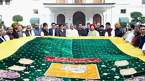 کانگریس صدر ملکارجن کھڑگے نے اجمیر شریف درگاہ کے لیے روانہ کی چاندر، امن و خیر سگالی کا دیا پیغام