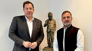 <div class="paragraphs"><p>جرمنی کے وائس چانسلر لارس کلنگ بیل کے ساتھ راہل گاندھی، تصویر @INCIndia</p></div>