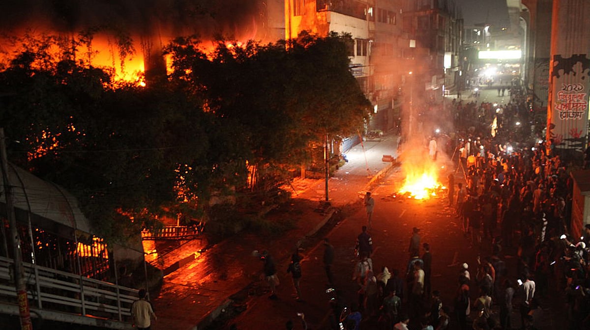 شریف عثمان ہادی کی موت کے بعد بنگلہ دیش میں شدید ہنگامہ آرائی، ڈھاکہ سمیت کئی شہروں میں تشدد