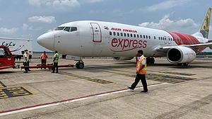 دہلی ہوائی اڈے پر افراتفری، پائلٹ نے بیٹی کے سامنے مسافر کو بنایا تشدد کا نشانہ، متاثرہ خاندان صدمے میں