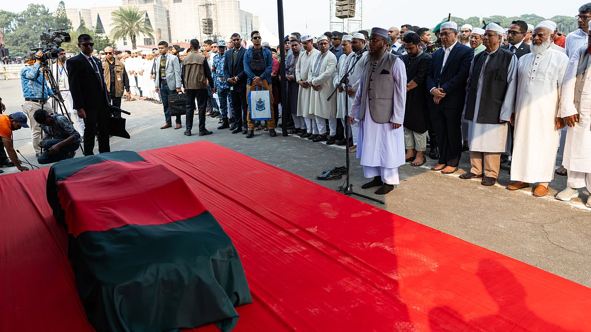 <div class="paragraphs"><p>عثمان ہادی کی نمازِ جنازہ کا منظر، تصویر <a href="https://x.com/ChiefAdviserGoB">@ChiefAdviserGoB</a>، سی اے پریس وِنگ</p></div>