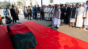 <div class="paragraphs"><p>عثمان ہادی کی نمازِ جنازہ کا منظر، تصویر <a href="https://x.com/ChiefAdviserGoB">@ChiefAdviserGoB</a>، سی اے پریس وِنگ</p></div>