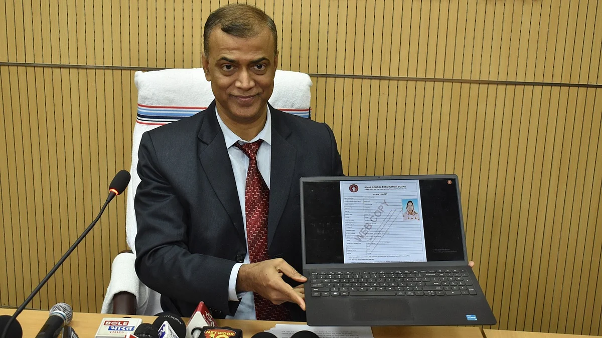 <div class="paragraphs"><p>نتائج جاری کرتے ہوئے بہار بورڈ کے چیئرمین نند کشور، تصویر بشکریہ @officialbseb</p></div>