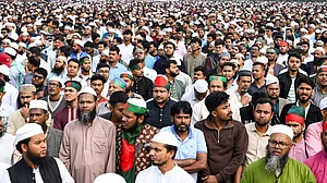 بنگلہ دیش میں بی این پی رہنما کے گھر کو آگ لگا دی، سات سالہ بیٹی زندہ جل گئی