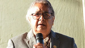 ’اگر پانچ مارچ کے انتخابات کو ملتوی کیا گیا تو ہم سڑکوں پر آئیں گے‘: سابق وزیر اعظم پشپا کمل دہل