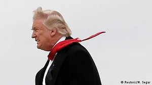 ایپسٹین فائلس: ڈونالڈ ٹرمپ کی تصویر دوبارہ ڈیٹا بیس میں ڈالنے کا دعویٰ!