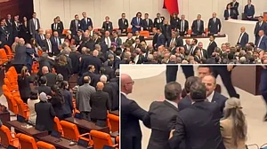 <div class="paragraphs"><p>ترکیے کی پارلیمنٹ میں ہنگامہ کا منظر، تصویر سوشل میڈیا</p></div>