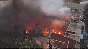 ممبئی: بھیونڈی کی فیکٹری میں بھیانک آتشزدگی، سلنڈر دھماکے سے افراتفری، فائر فائٹر زخمی