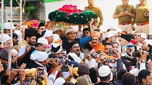 کانگریس صدر کھڑگے کی جانب سے خواجہ غریب نواز کے عرس پر چادر پیش، عمران پرتاپ گڑھی نے پڑھا پیغام