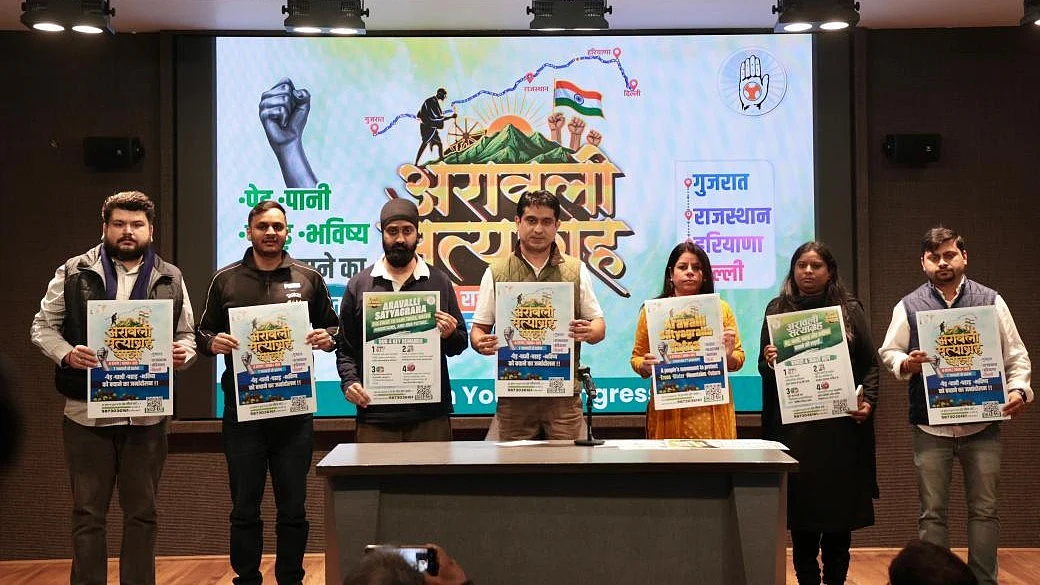 <div class="paragraphs"><p>انڈین یوتھ کانگریس کے ذریعہ ’اراولی ستیاگرہ یاترا‘ کا پوسٹر جاری کیے جانے کا منظر، تصویر ’ایکس‘&nbsp;<a href="https://x.com/IYC">@IYC</a></p></div>