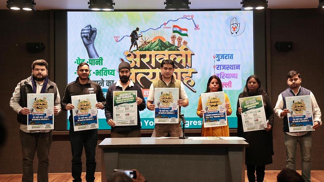 <div class="paragraphs"><p>انڈین یوتھ کانگریس کے ذریعہ ’اراولی ستیاگرہ یاترا‘ کا پوسٹر جاری کیے جانے کا منظر، تصویر ’ایکس‘ <a href="https://x.com/IYC">@IYC</a></p></div>