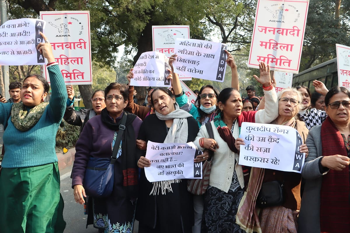 اناؤ عصمت دری معاملہ: کلدیپ سینگر کی ضمانت کے خلاف دہلی ہائی کورٹ کے باہر خواتین کا احتجاجی مظاہرہ