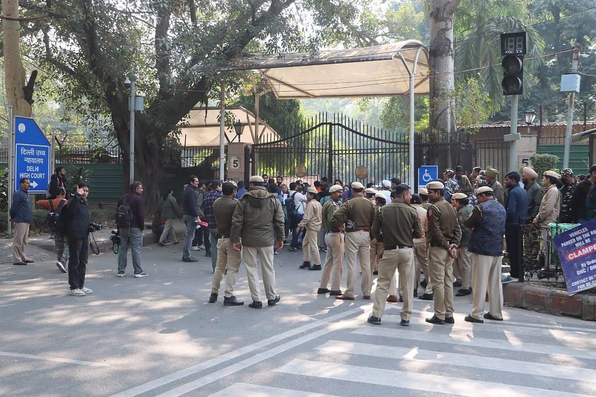 اناؤ عصمت دری معاملہ: کلدیپ سینگر کی ضمانت کے خلاف دہلی ہائی کورٹ کے باہر خواتین کا احتجاجی مظاہرہ