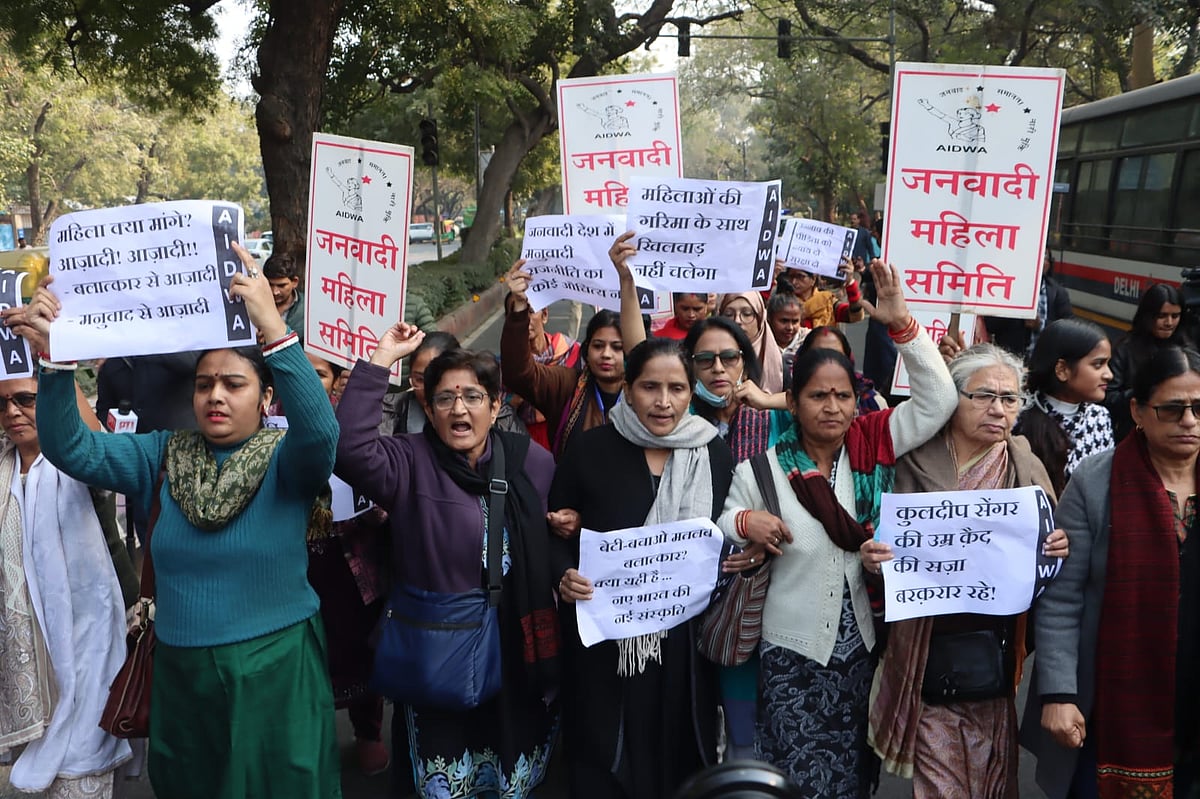 اناؤ عصمت دری معاملہ: کلدیپ سینگر کی ضمانت کے خلاف دہلی ہائی کورٹ کے باہر خواتین کا احتجاجی مظاہرہ