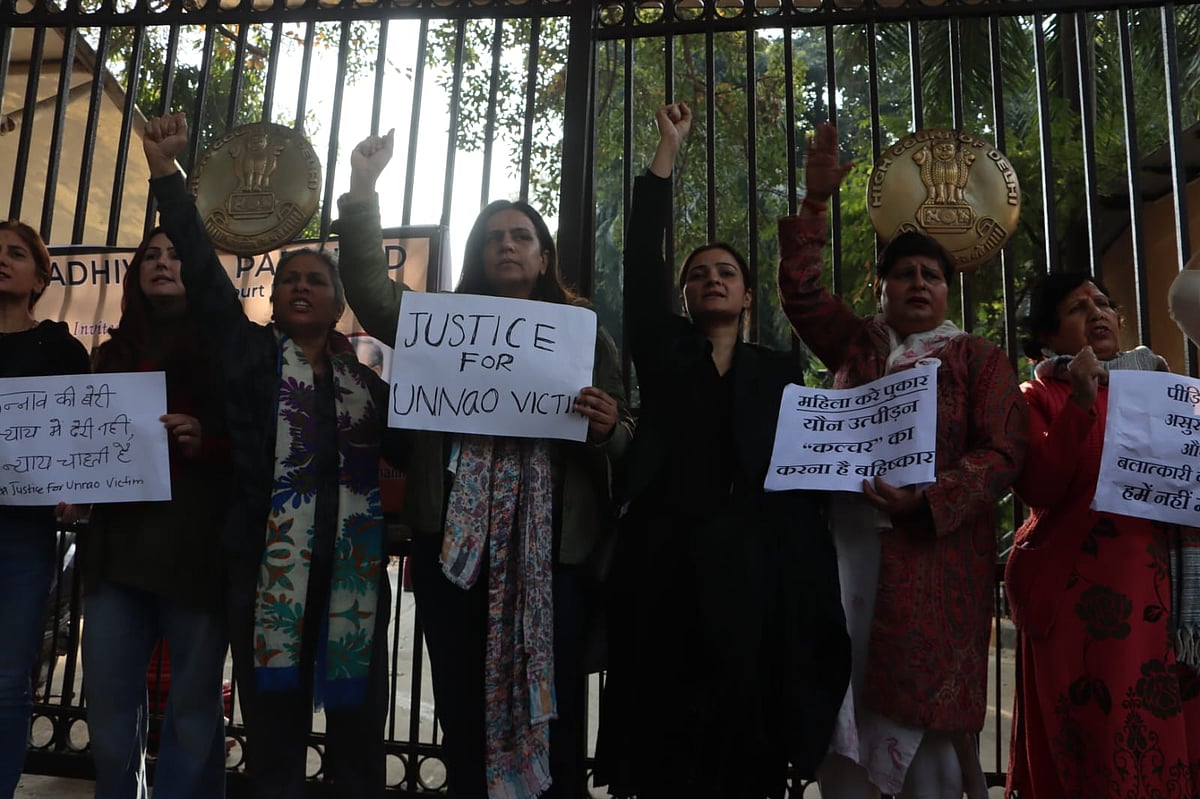 اناؤ عصمت دری معاملہ: کلدیپ سینگر کی ضمانت کے خلاف دہلی ہائی کورٹ کے باہر خواتین کا احتجاجی مظاہرہ