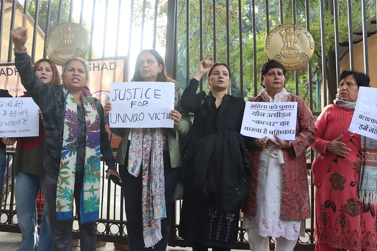 اناؤ عصمت دری معاملہ: کلدیپ سینگر کی ضمانت کے خلاف دہلی ہائی کورٹ کے باہر خواتین کا احتجاجی مظاہرہ