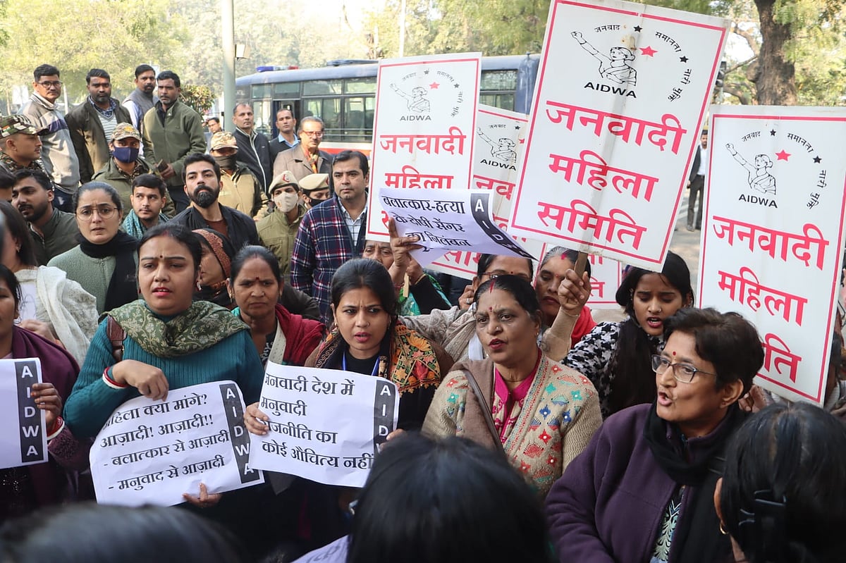 اناؤ عصمت دری معاملہ: کلدیپ سینگر کی ضمانت کے خلاف دہلی ہائی کورٹ کے باہر خواتین کا احتجاجی مظاہرہ