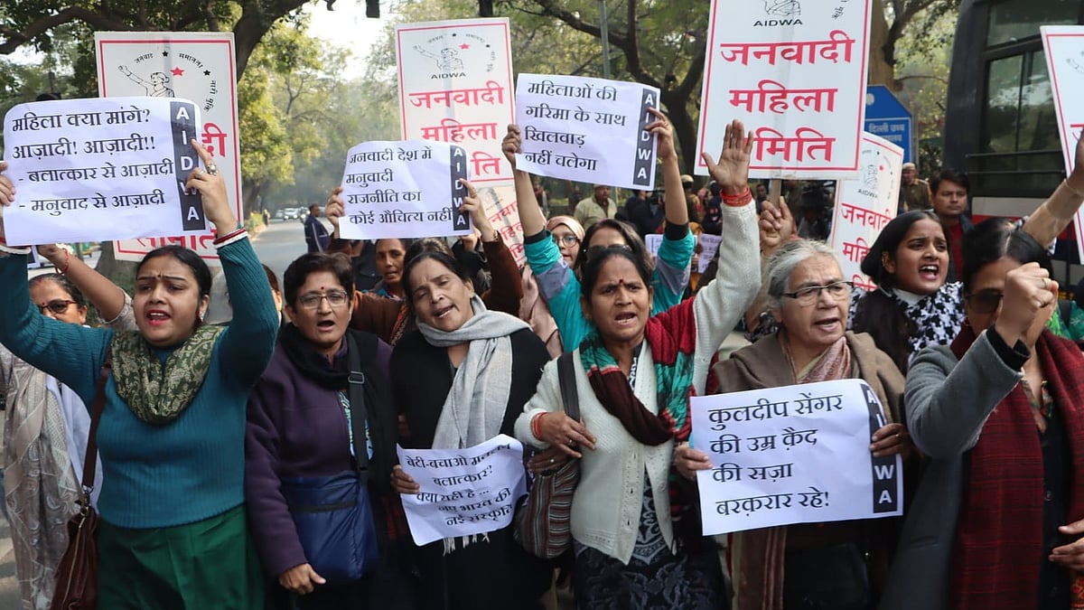 <div class="paragraphs"><p>کلدیپ سینگر کی ضمانت کے خلاف مظاہرہ کرتی ہوئیں خواتین، تصویر ویپن/قومی آواز</p></div>