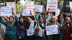 <div class="paragraphs"><p>کلدیپ سینگر کی ضمانت کے خلاف مظاہرہ کرتی ہوئیں خواتین، تصویر ویپن/قومی آواز</p></div>