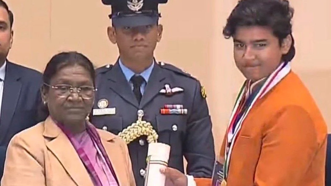 <div class="paragraphs"><p>ویبھو سوریہ ونشی صدر جمہوریہ دروپدی مرمو سے ایوارڈ قبول کرتے ہوئے، تصویر سوشل میڈیا</p></div>