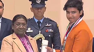 <div class="paragraphs"><p>ویبھو سوریہ ونشی صدر جمہوریہ دروپدی مرمو سے ایوارڈ قبول کرتے ہوئے، تصویر سوشل میڈیا</p></div>