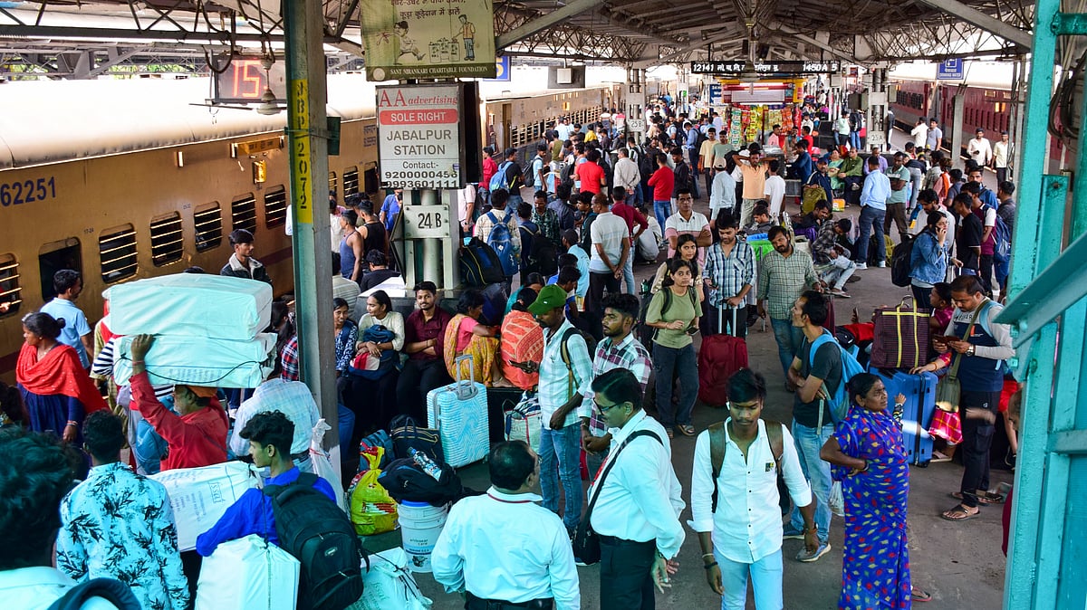 آج سے ریل کا سفر مزید مہنگا ہو جائے گا!