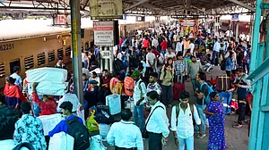 آج سے ریل کا سفر مزید مہنگا ہو جائے گا!