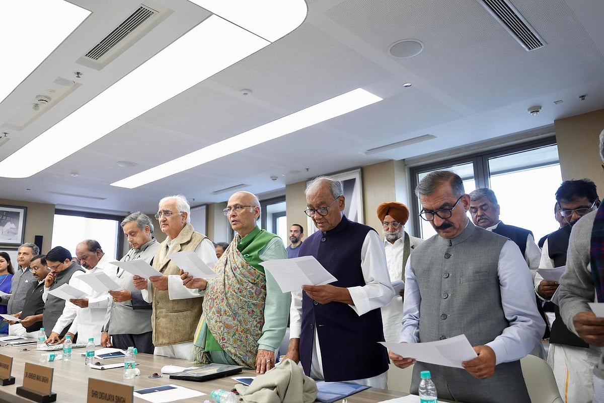 <div class="paragraphs"><p>منریگا اور مزدوروں کے حقوق کی حفاظت کے لیے حلف اٹھاتے ہوئے کانگریس کے سرکردہ لیڈران دگ وجئے سنگھ، ابھشیک منو سنگھوی، سلمان خورشید، ششی تھرور وغیرہ</p></div>