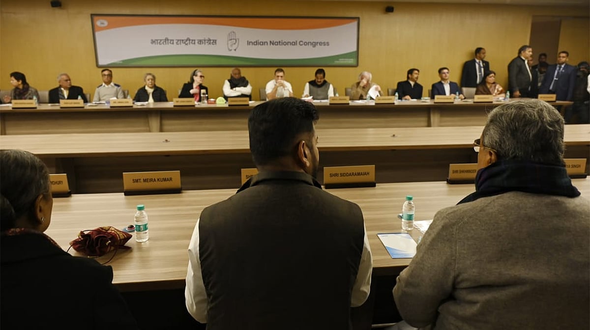 ڈاکٹر منموہن سنگھ کو خراجِ عقیدت پیش کرنے کے بعد کانگریس ورکنگ کمیٹی کی میٹنگ کا آغاز