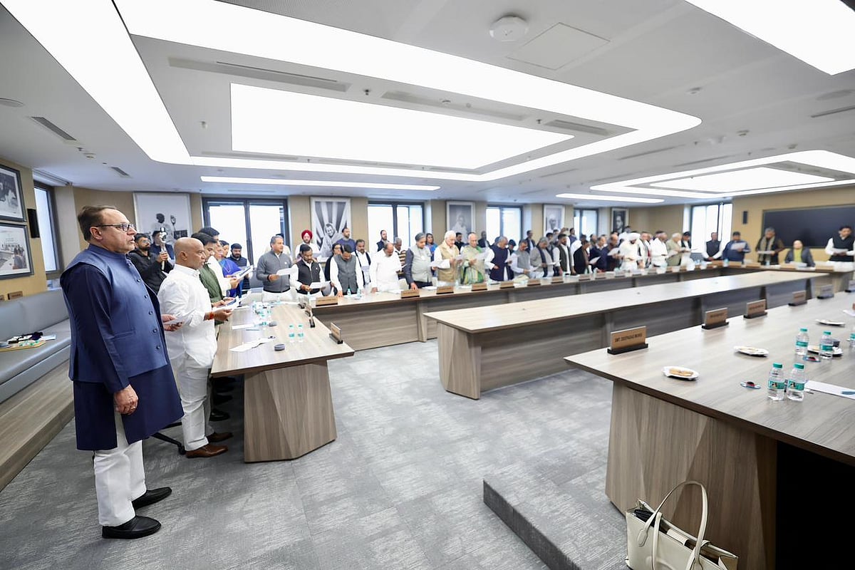 <div class="paragraphs"><p>حلف اٹھایا گیا کہ مہاتما گاندھی قومی روزگار گارنٹی قانون (منریگا) کی ہر حال میں حفاظت کی جائے گی</p></div>