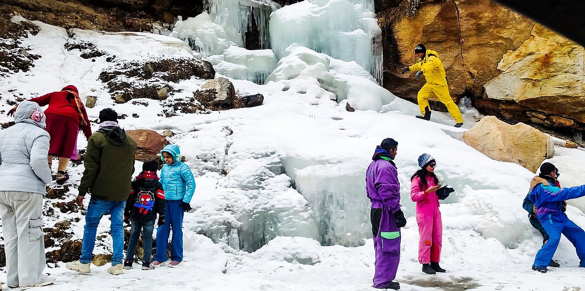 پہاڑوں پر برف، میدانوں میں گھنا کہرا، کشمیر میں نئے سال پر برفباری کی امید