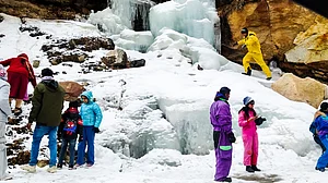 پہاڑوں پر برف، میدانوں میں گھنا کہرا، کشمیر میں نئے سال پر برفباری کی امید