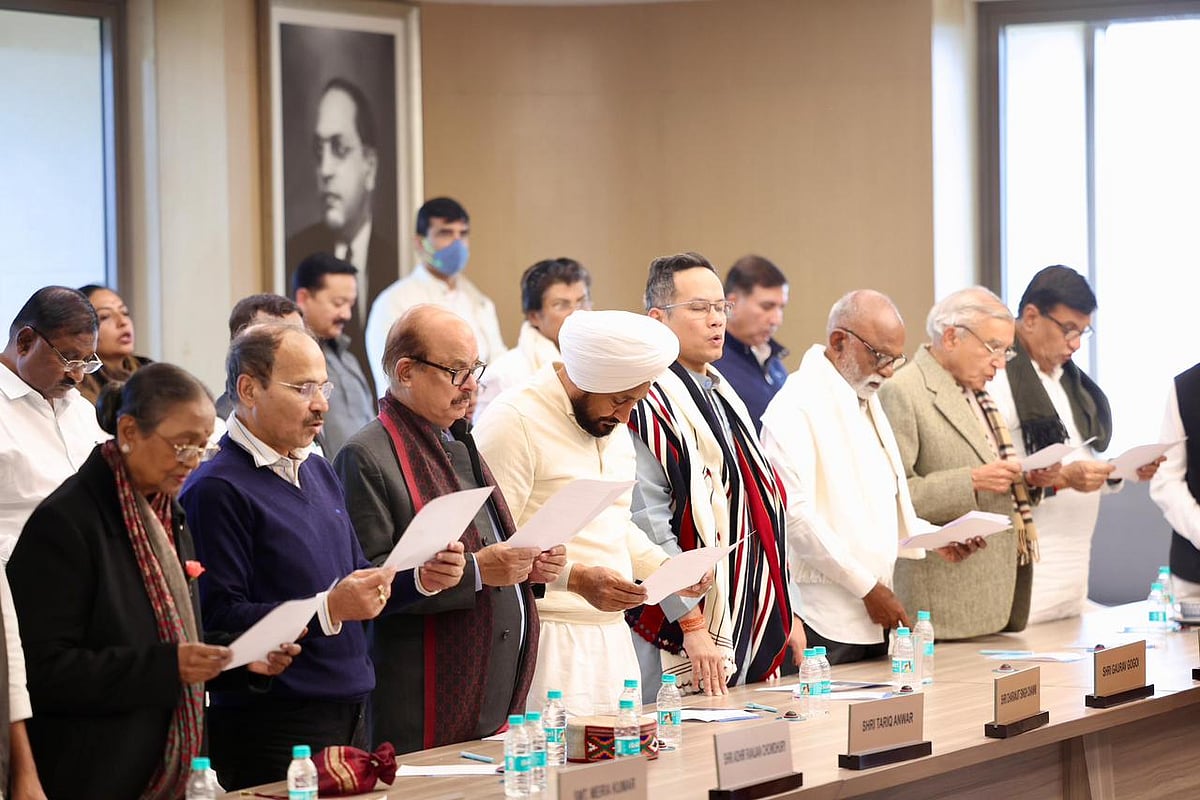 <div class="paragraphs"><p>کانگریس لیڈران نے حلف اٹھایا کہ ہم منریگا بچانے، مزدوروں کے حقوق بچانے اور گاؤں گاؤں تک اپنی آواز بلند کرنے کا عزم لیتے ہیں</p></div>