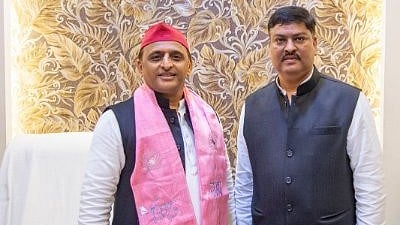 <div class="paragraphs"><p>تصویر : پوبن پانڈے فیس بک پیج سے/ اکھلیش یادو کے ساتھ پون پانڈے</p></div>