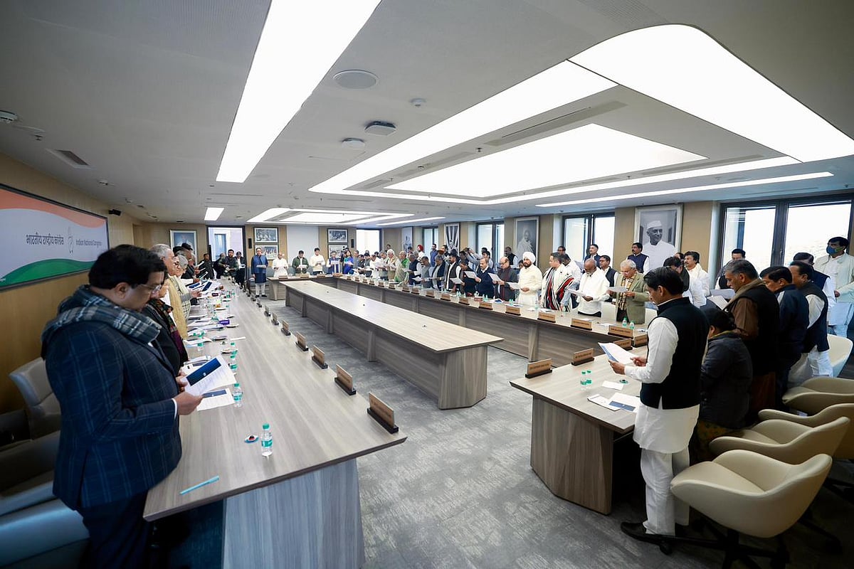 <div class="paragraphs"><p>کانگریس مجلس عاملہ کی میٹنگ کے بعد پارٹی صدر کھڑگے نے پریس بریفنگ بھی کی، جس میں منریگا کی حفاظت کے لیے حلف برداری کا تذکر کیا</p></div>